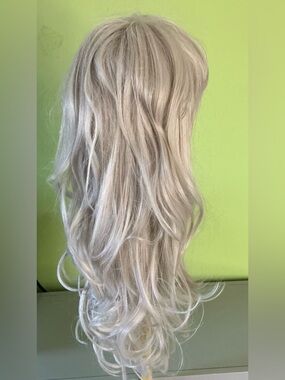 NIP Sepia Long Platinum Blonde Synthetic Wig Style Kristen Color 60